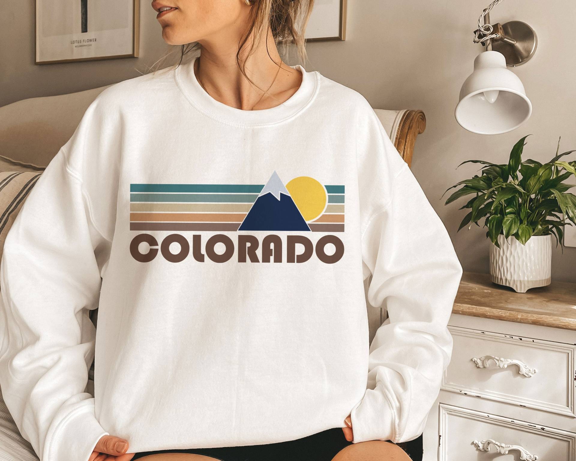 Colorado Sweatshirt, Herbst Retro Berg Unisex Crewneck Sweatshirt von HeyMountains