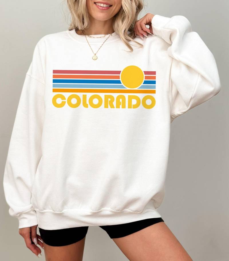 Colorado Sweatshirt, Retro Sonnenuntergang Unisex Pullover - Personalisierung Verfügbar von HeyMountains