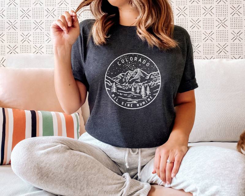 Colorado T-Shirt Unisex State Design, Weiches Baumwoll-T-Shirt Colorado T-Shirt Unisex State Design, Weiches Baumwoll-T-Shirt von HeyMountains
