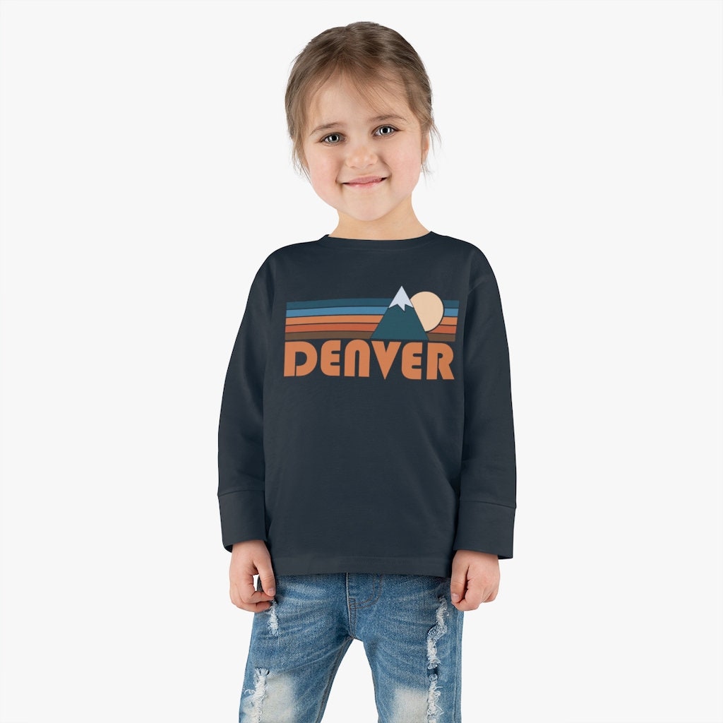 Denver, Colorado Kleinkind Langarm Shirt, Retro Mountain Unisex Denver T Shirt von HeyMountains
