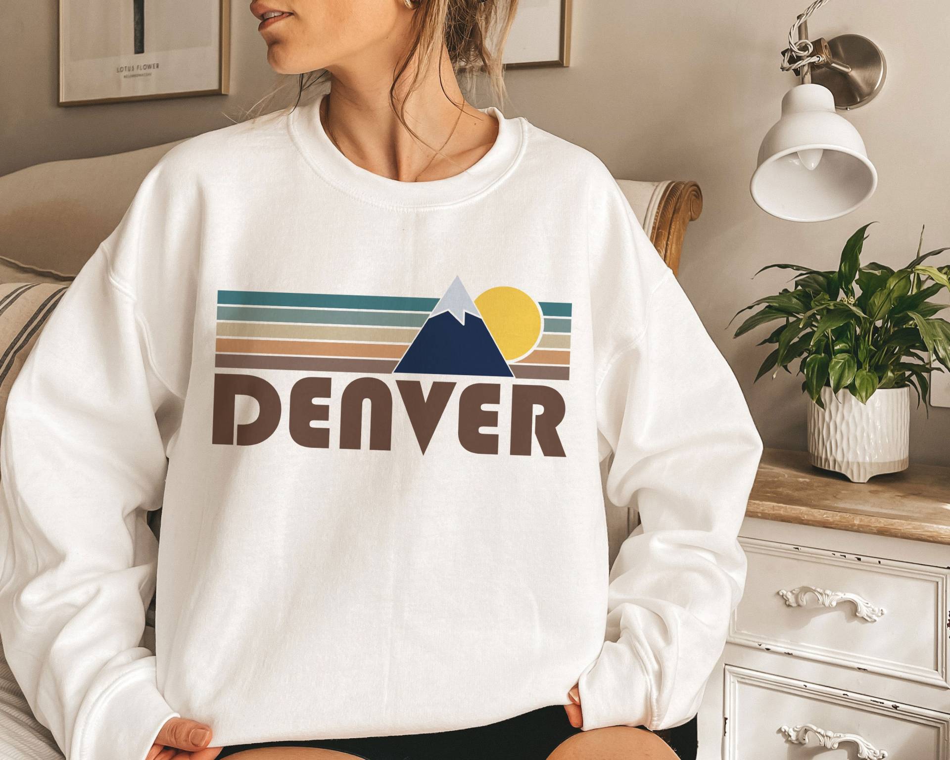 Denver, Colorado Sweatshirt, Herbst Retro Berg Unisex Rundhals Denver Sweatshirt von HeyMountains