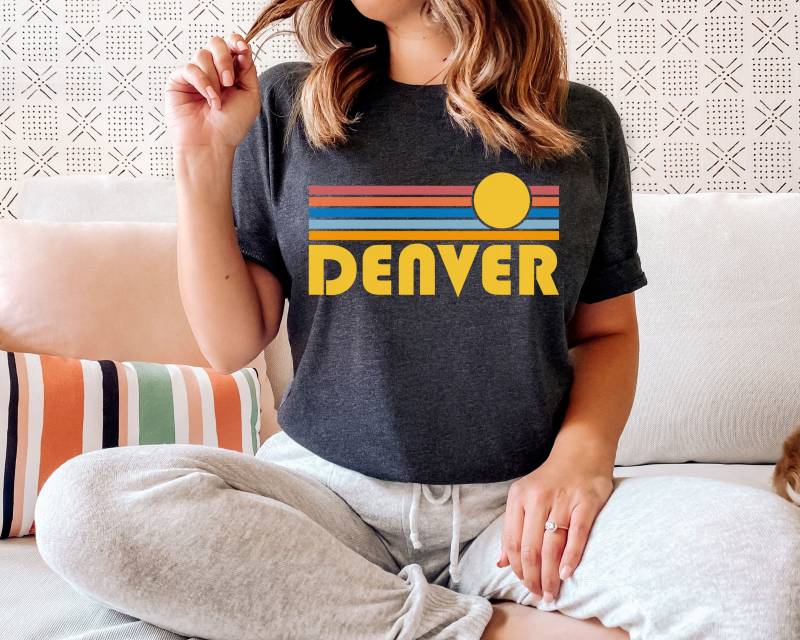 Denver, Colorado T-Shirt Retro Sonnenuntergang - Erwachsene Unisex Denver Personalisierung Verfügbar von HeyMountains