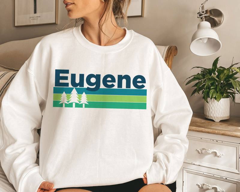 Eugene Oregon Sweatshirt Retro Bäume Unisex Rundhalsausschnitt von HeyMountains