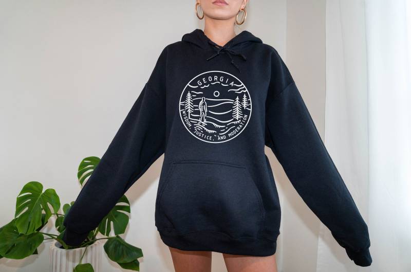 Georgia Hoodie Zustand Design Erwachsene Unisex, Sweatshirt - Personalisierung Verfügbar von HeyMountains
