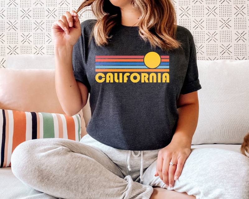 Kalifornien T-Shirt Retro Sunset, Erwachsene Unisex - Personalisierung Verfügbar von HeyMountains