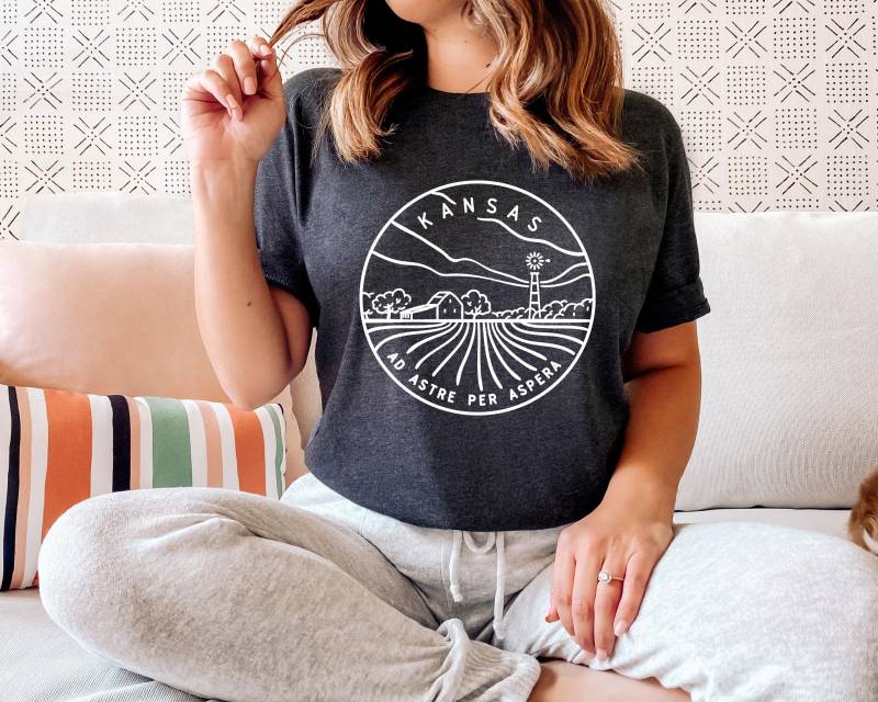 Kansas Shirt State Design, Erwachsene Unisex T-Shirt - Personalisierung Verfügbar von HeyMountains