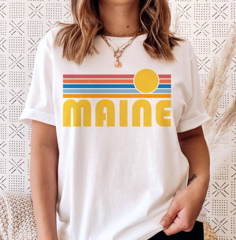 Maine T-Shirt Retro Sonnenuntergang, Erwachsene Unisex - Personalisierung Verfügbar von HeyMountains