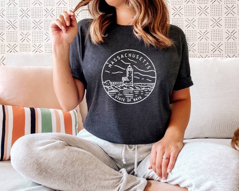 Massachusetts Grafik-T-Shirt, Erwachsene Unisex T-Shirt - Personalisierung Verfügbar von HeyMountains