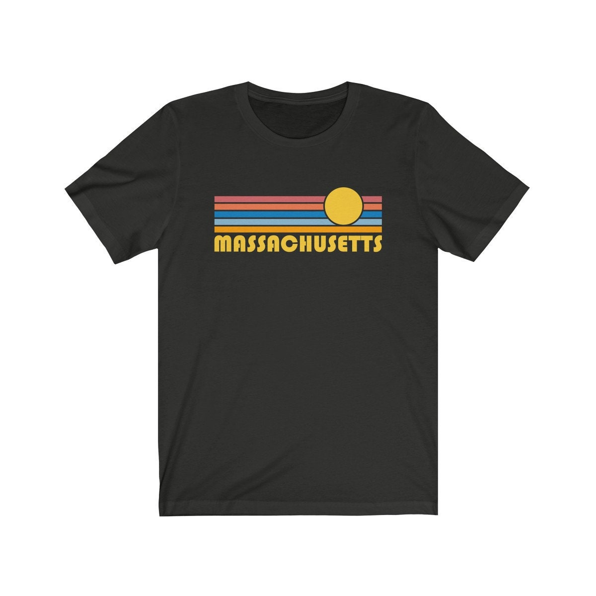 Massachusetts T-Shirt Retro Sonnenuntergang, Erwachsene Unisex - Personalisierung Verfügbar von HeyMountains