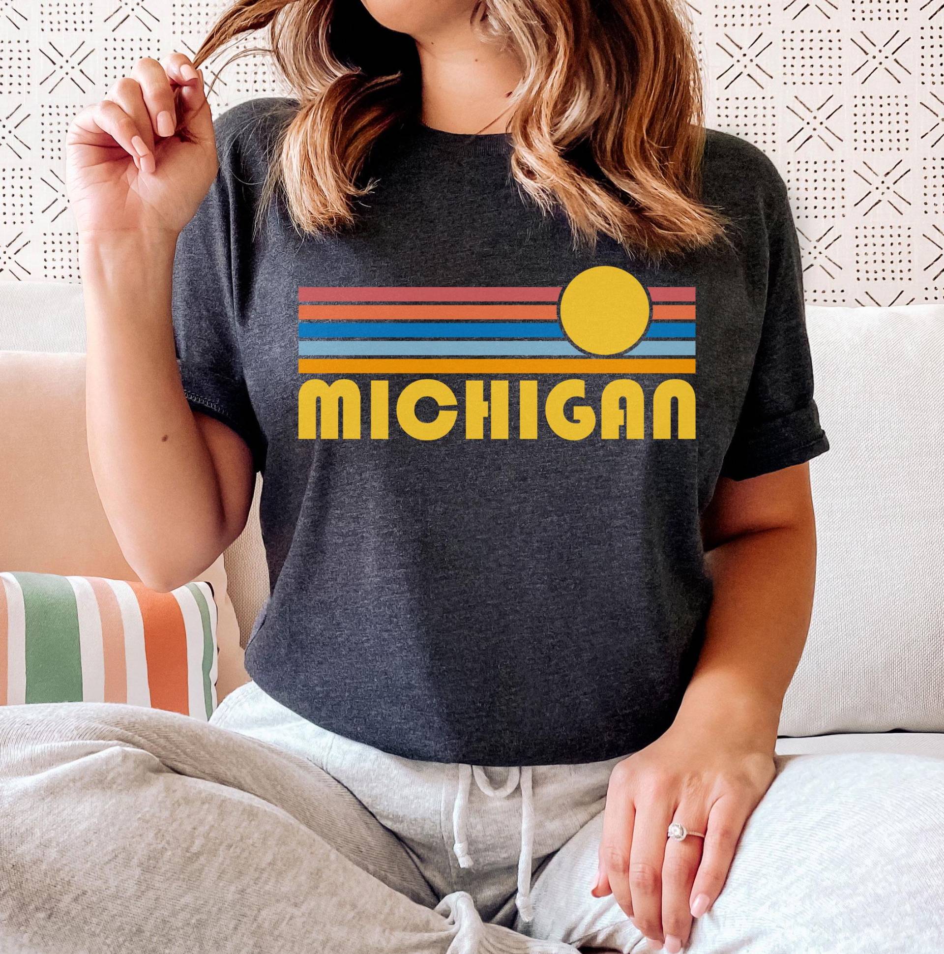 Missouri Grafik T-Shirt Retro Sonnenuntergang, Erwachsene Unisex - Personalisierung Verfügbar von HeyMountains