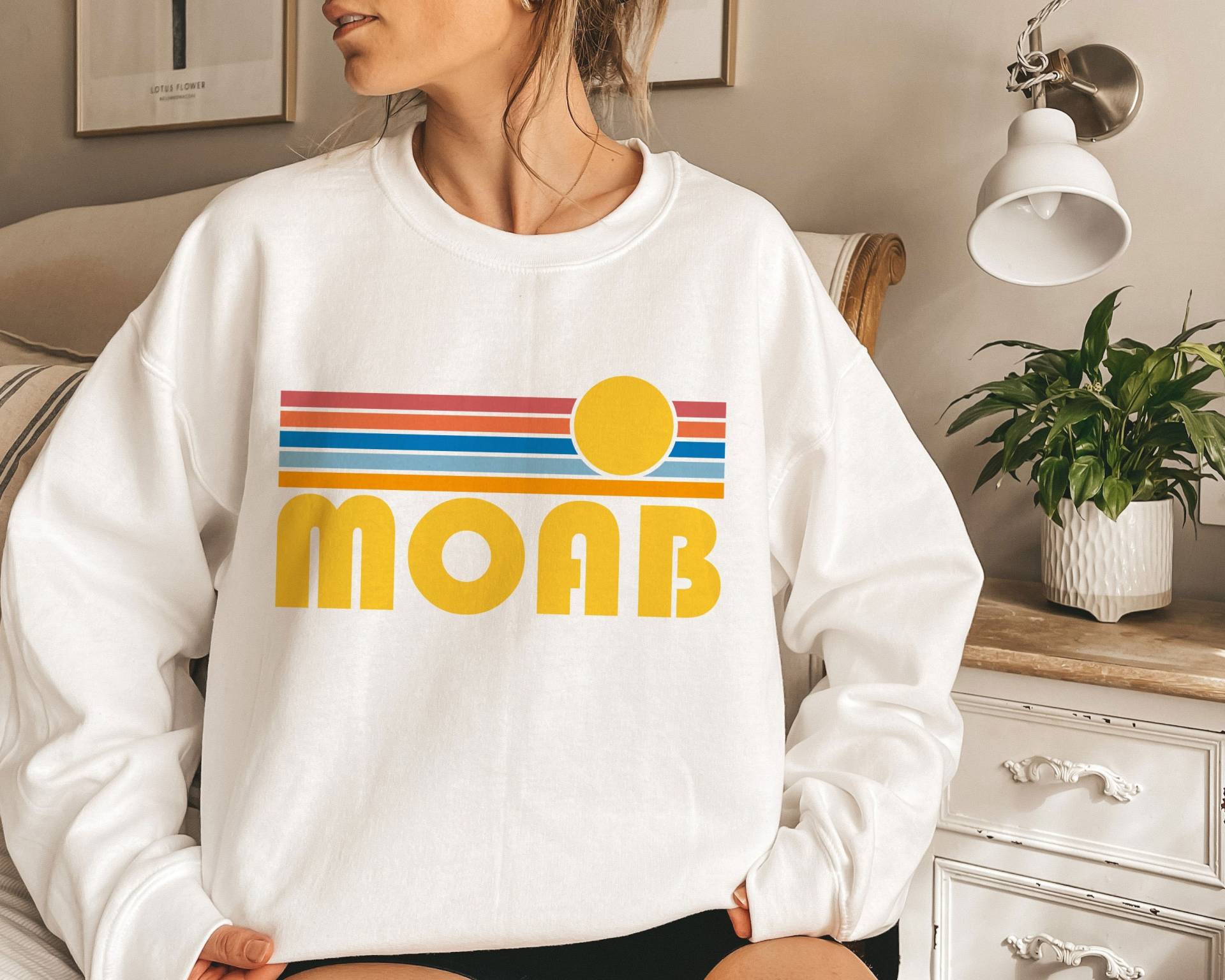 Moab, Utah Sweatshirt - Retro Sonnenuntergang Unisex Moab Personalisierung Verfügbar von HeyMountains