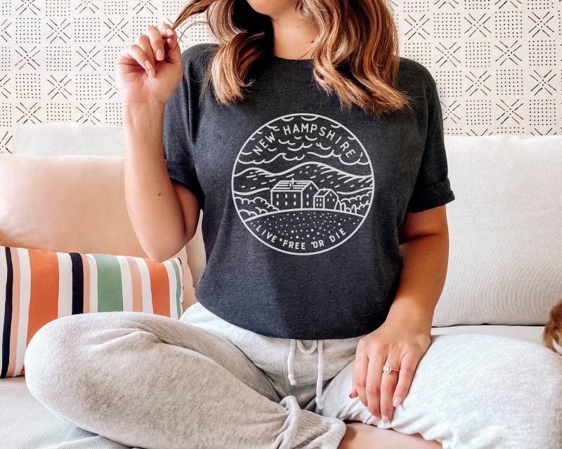 New Hampshire T-Shirt Unisex State Design, Personalisierung Verfügbar von HeyMountains