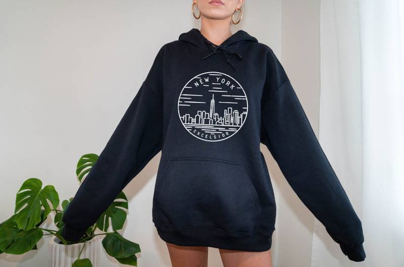 New York Skyline Hoodie Unisex State Design Sweatshirt von HeyMountains