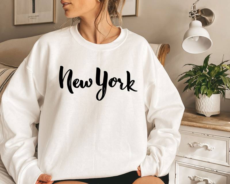 New York Sweatshirt, Erwachsene Unisex Sweatshirt - Personalisierung Verfügbar von HeyMountains