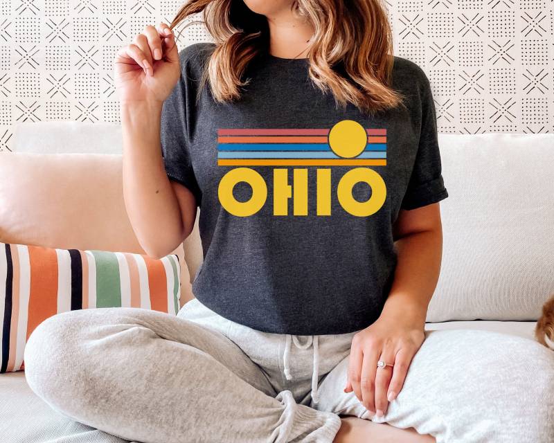 Ohio T-Shirt Retro Sonnenuntergang, Erwachsene Unisex - Personalisierung Verfügbar von HeyMountains