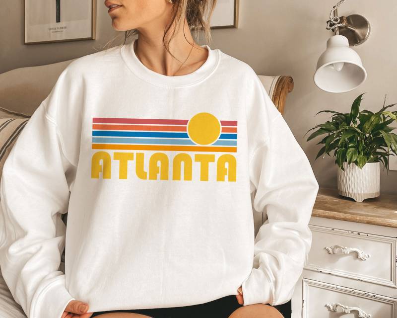 Retro Atlanta Georgia Sweatshirt Mit Unisex Sonnenuntergang Design von HeyMountains
