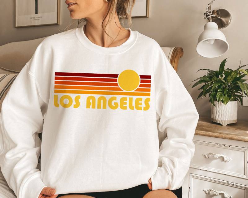 Retro Los Angeles Sweatshirt Unisex Kalifornien Sonnenuntergang Rundhalsausschnitt von HeyMountains