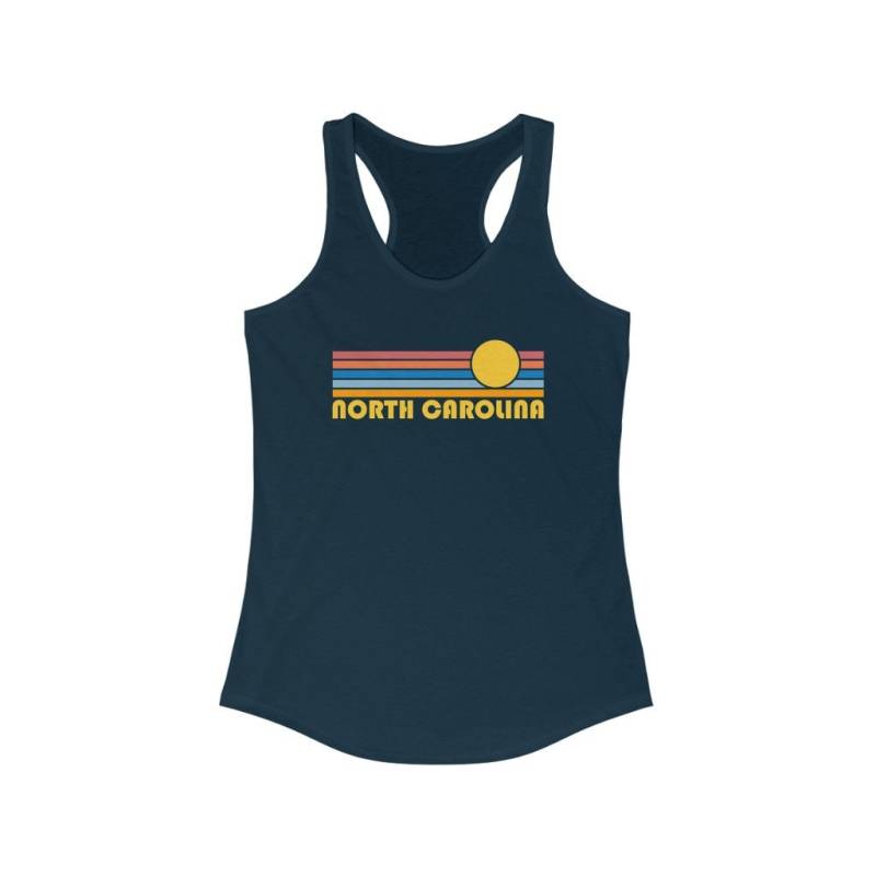 Retro North Carolina Racerback Tank Top Slim Fit Baumwollmischung von HeyMountains