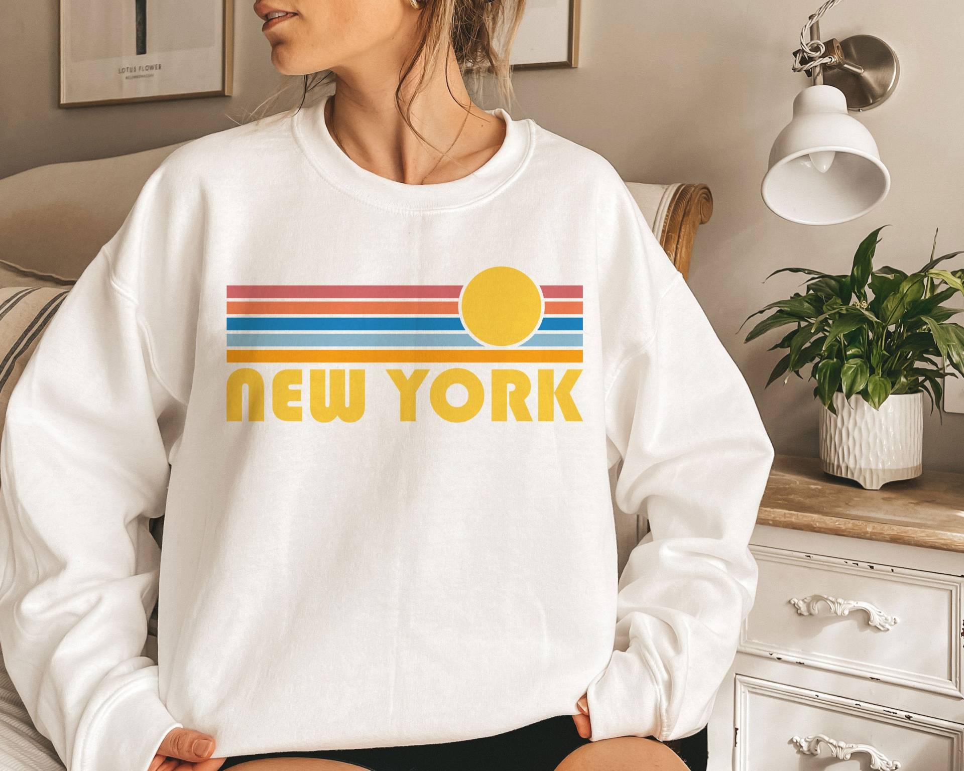 Retro Sonnenuntergang New York Sweatshirt - Unisex Rundhalsausschnitt von HeyMountains