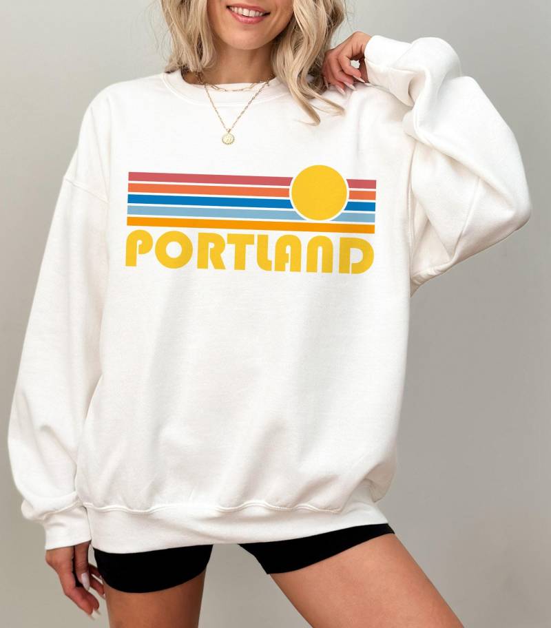 Retro Sonnenuntergang Portland Oregon Sweatshirt - Unisex Rundhalsausschnitt von HeyMountains