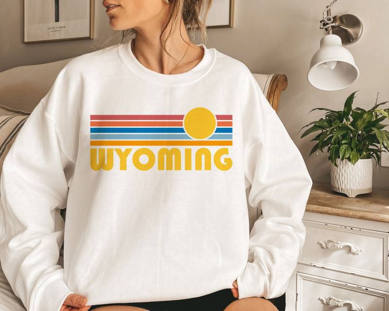 Retro Sonnenuntergang Wyoming Sweatshirt - Unisex Baumwollmischung Rundhalsausschnitt von HeyMountains