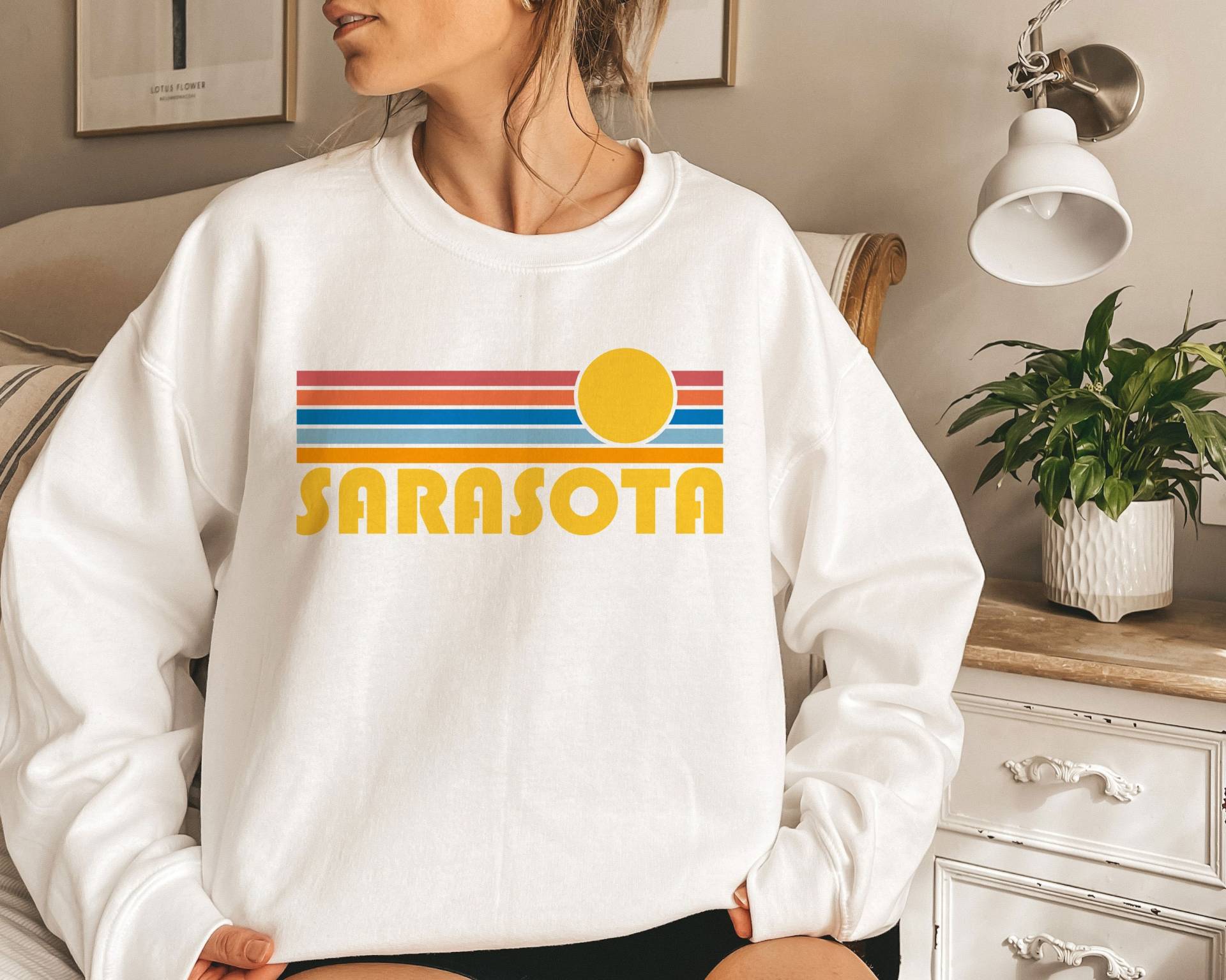 Sarasota Florida Sweatshirt Retro Sunset Unisex Rundhals von HeyMountains