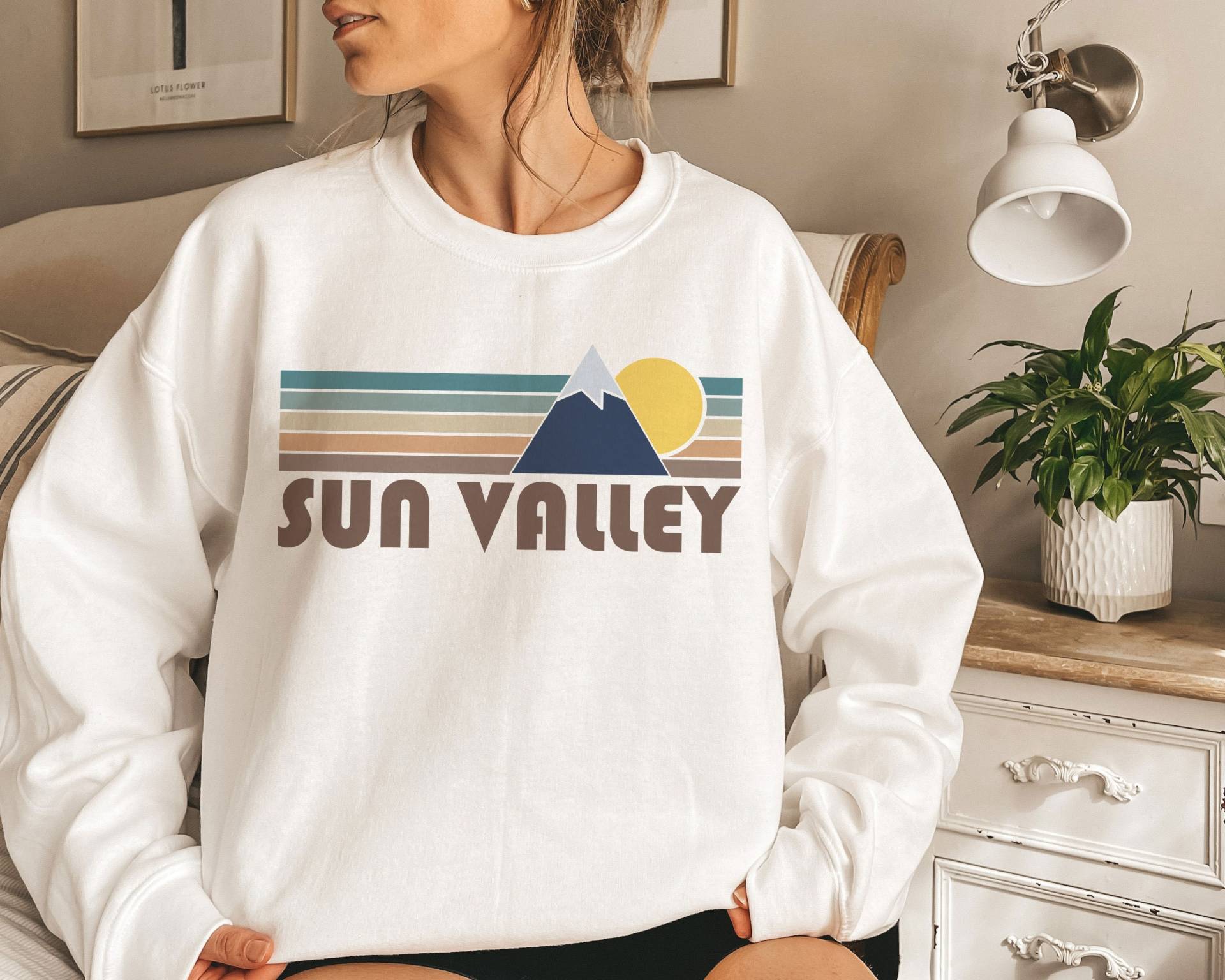 Sun Valley, Idaho Sweatshirt, Herbst Retro Berg Unisex Rundhalsausschnitt Valley Sweatshirt von HeyMountains