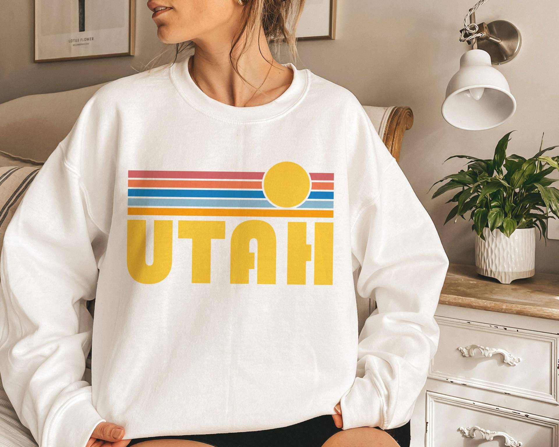 Utah Sweatshirt, Retro Sunset Rundhalsausschnitt Unisex Sweatshirt - Personalisierung Verfügbar Utah Sweatshirt, Retro Sunset Rundhalsausschnitt Unisex Sweatshirt - Personalisierung Verfügbar von HeyMountains