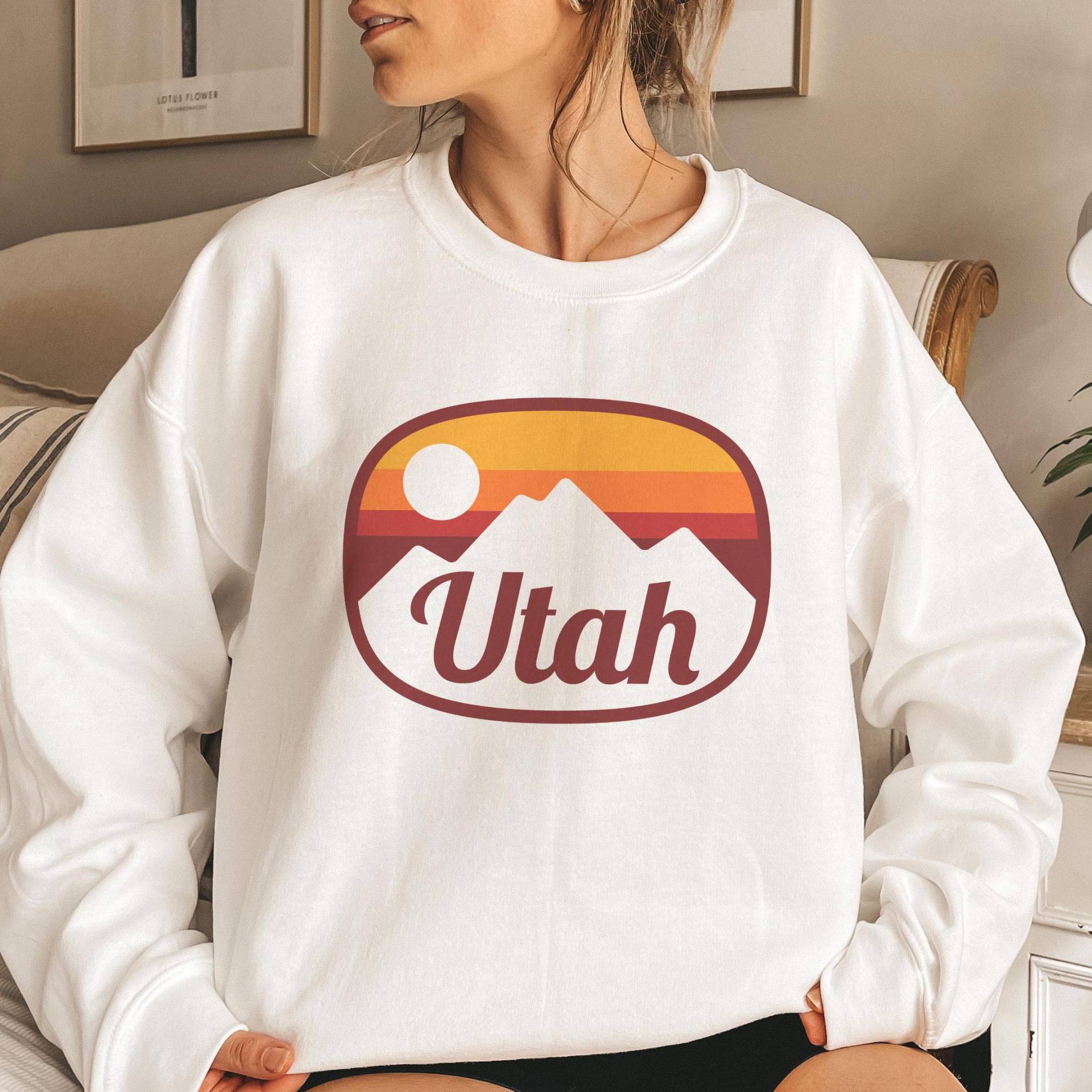 Utah Unisex Sweatshirt, Minimal Style Mountain Pullover von HeyMountains