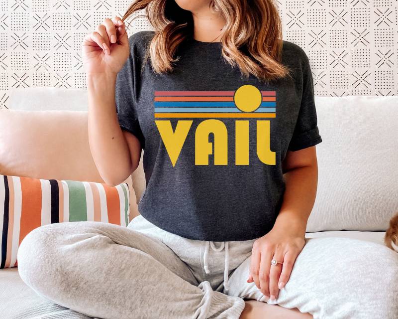 Vail, Colorado T-Shirt Retro Sonnenuntergang, Erwachsene Unisex Vail - Personalisierung Verfügbar von HeyMountains