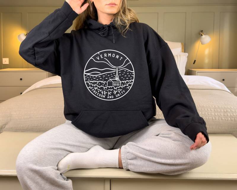 Vermont Hoodie, State Design Erwachsene Unisex Sweatshirt - Personalisierung Verfügbar von HeyMountains