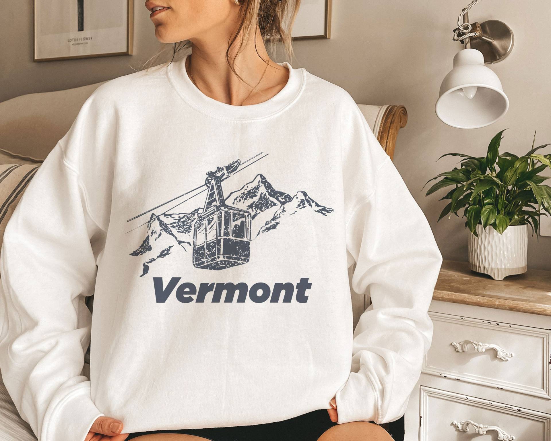 Vermont Sweatshirt, Unisex Berg Ski Lift Sweatshirt Mit Rundhalsausschnitt von HeyMountains