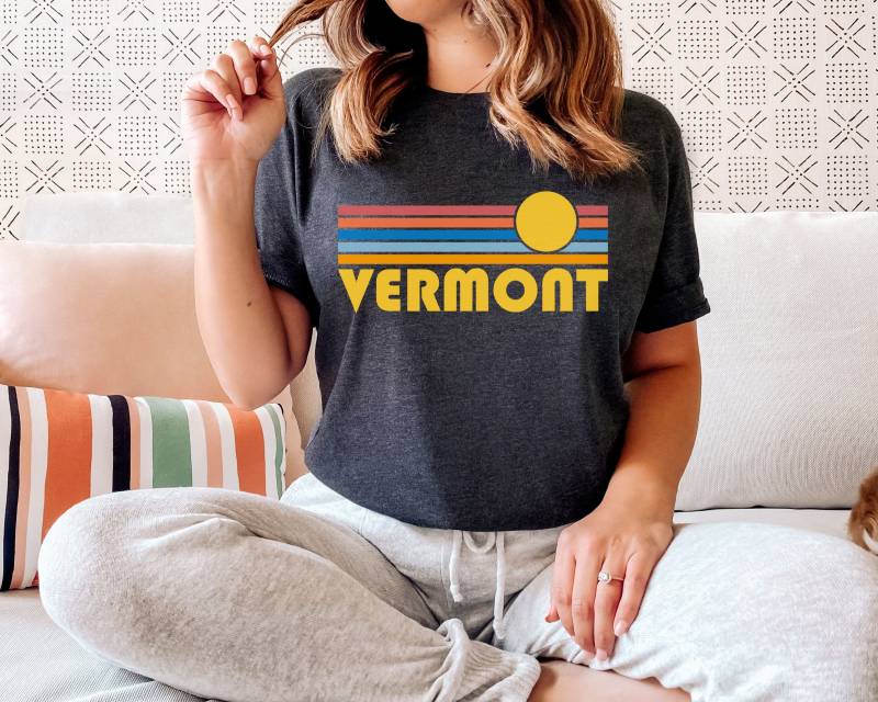 Vermont T-Shirt Retro Sonnenuntergang, Erwachsene Unisex - Personalisierung Verfügbar von HeyMountains