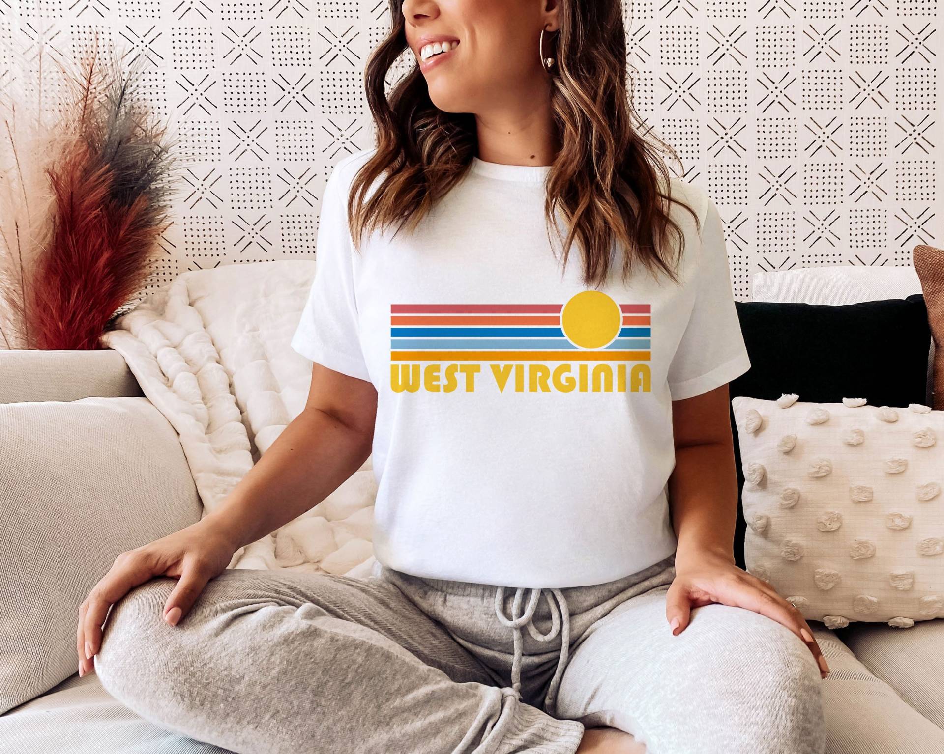West Virginia Retro Sunset T-Shirt Unisex Jersey, Personalisiert von HeyMountains