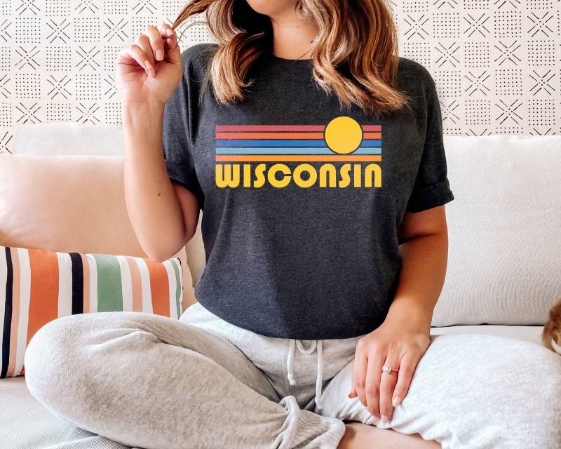 Wisconsin T-Shirt Retro Sonnenuntergang, Erwachsene Unisex - Personalisierung Verfügbar von HeyMountains