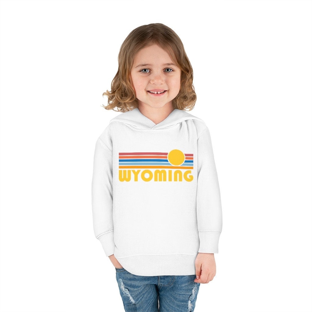 Wyoming Kleinkind Hoodie, Retro Sonnenaufgang Unisex Sweatshirt von HeyMountains