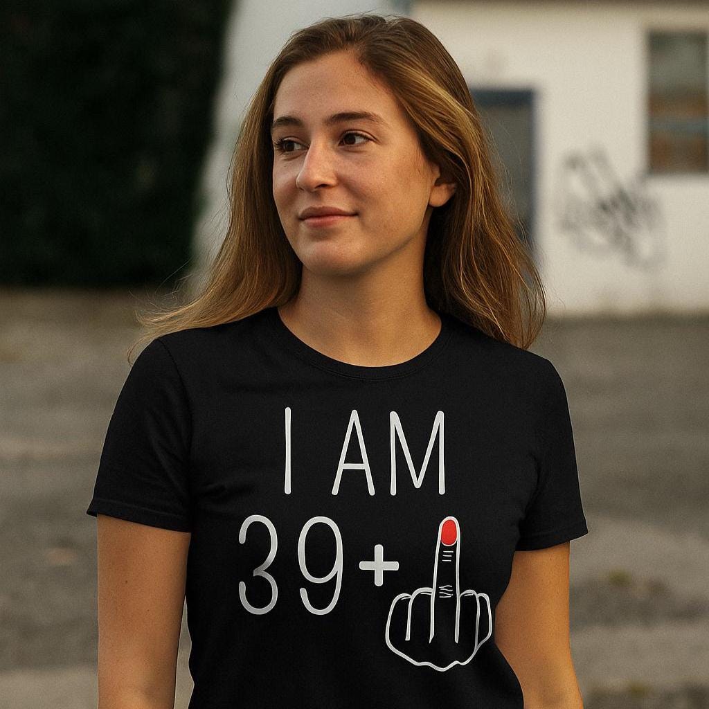 Freches Geburtstagsshirt „I Am 39+" Mit Mittelfinger - Lustiges T-Shirt Für Frauen Geschenk Zum 40. Geburtstag Sarkastisch & Stylisch von HeyPapaDE