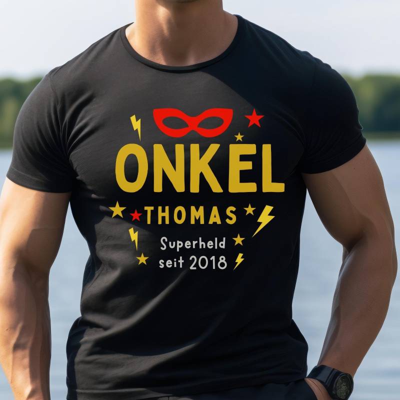 Onkel Superheld T-Shirt - Geschenk Für Mit Name & Jahr Lustiges Shirt Männer Seit von HeyPapaDE