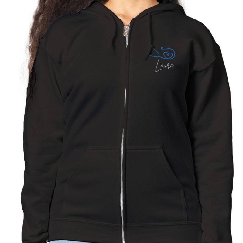 Personalisierte Krankenschwester Pflegerin Jacke Mit Zipper Name Bestickt, Stickerei Minimalistisch von HeyPapaDE