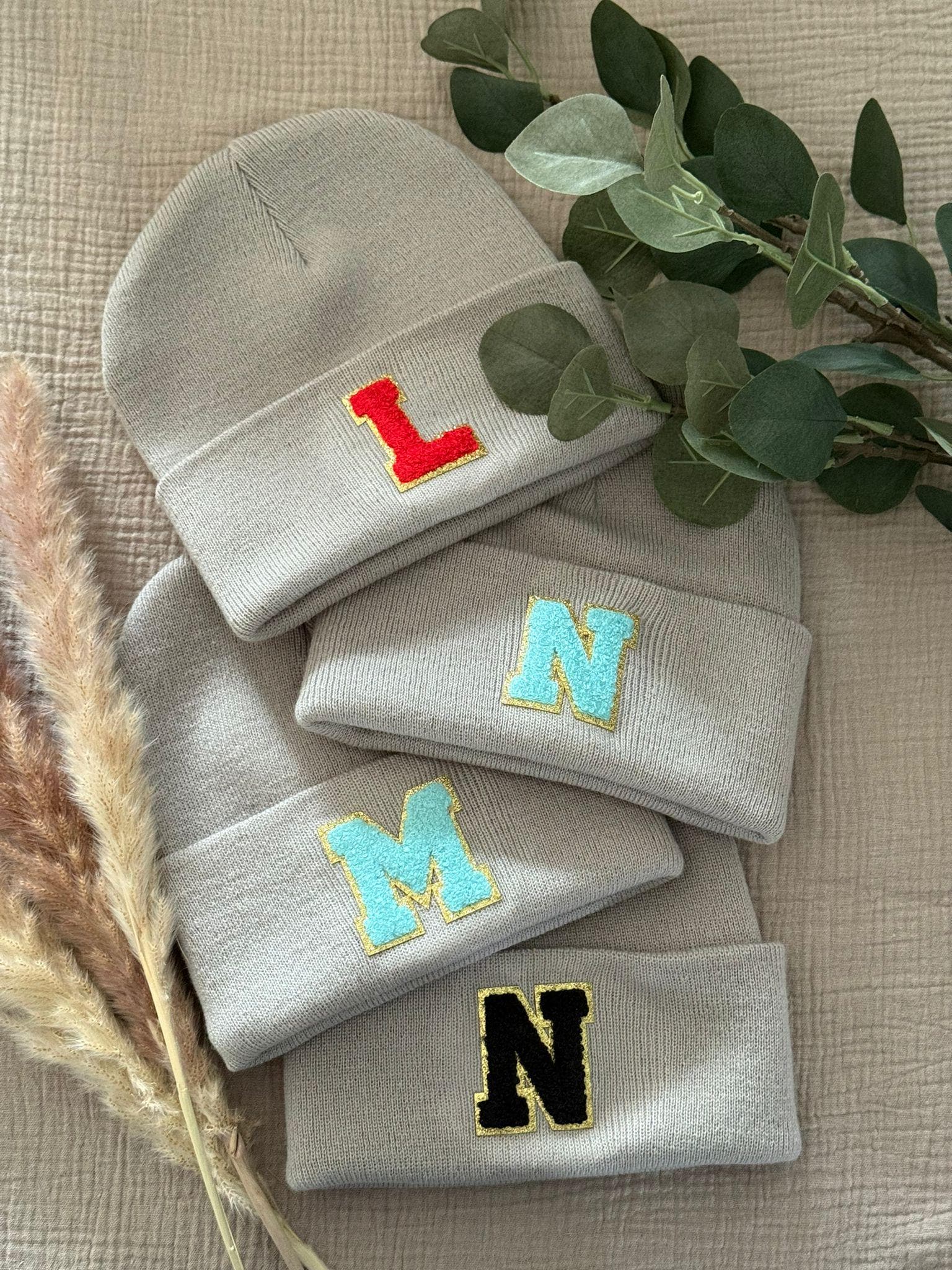 Personalisierte Wintermütze | Beanie Mit Initialen Geschenk Buchstaben Glitzeraufnäher Chenilleaufnäher Für Kinder Und Erwachsene von HeyRolanda