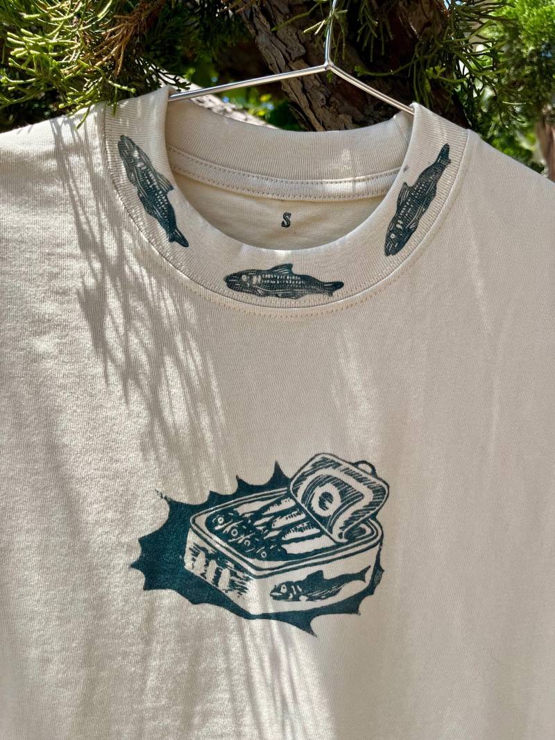 Handbedrucktes | Blockdruck/Linolschnitt Premium Qualität T-Shirt Mit Sardinen in Mehreren Farben von HeyTaylorGage
