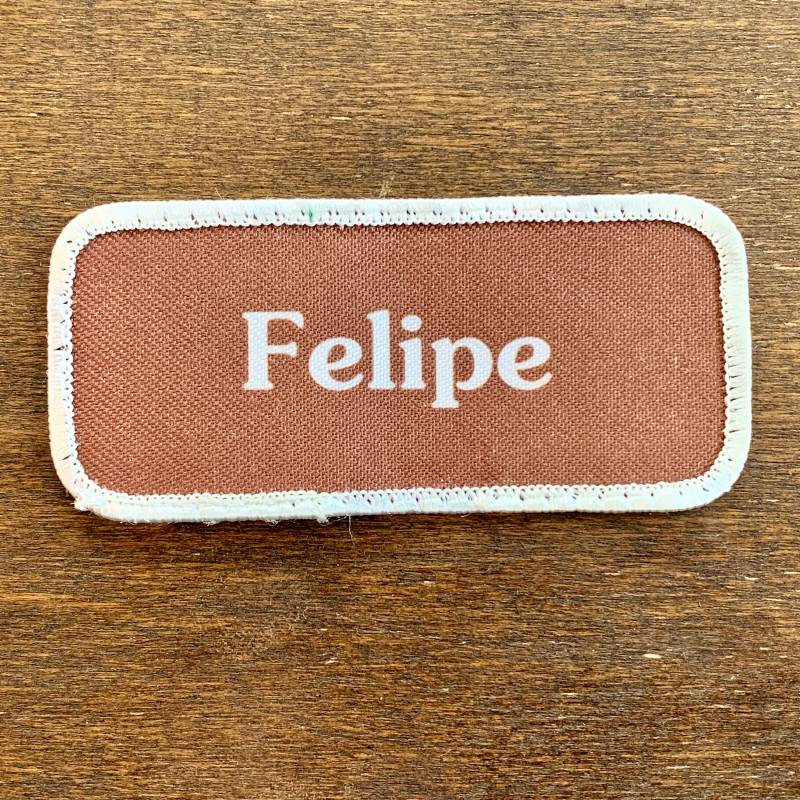 Felipe. Ein Brauner Arbeitsshirt Aufnäher Mit Der Aufschrift "Felipe" in Weißer Schrift Umrandung von HeydayRetroMart