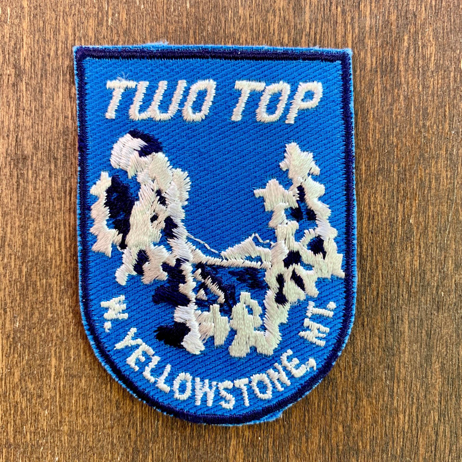 Montieren Sie Zwei Top, West Yellowstone Vintage Souvenir Reise-Patch Von Voyager von HeydayRoadTrip