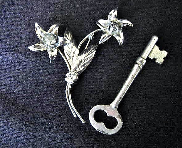 Vintage Sterling Silber Brosche Markiert R, Florales Design Mit Strass Vintage Sterling Silber Brosche Markiert R, Florales Design Mit Strass von Heydeyjavoo