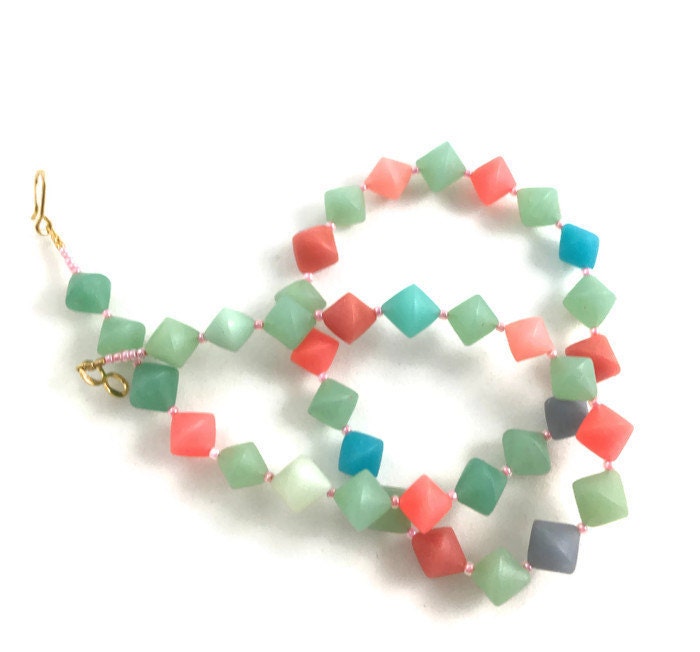 Regenbogen Perlenkette Pastellfarben Perlen Regenbogen Perlenkette Pastellfarben Perlen von HiGirls