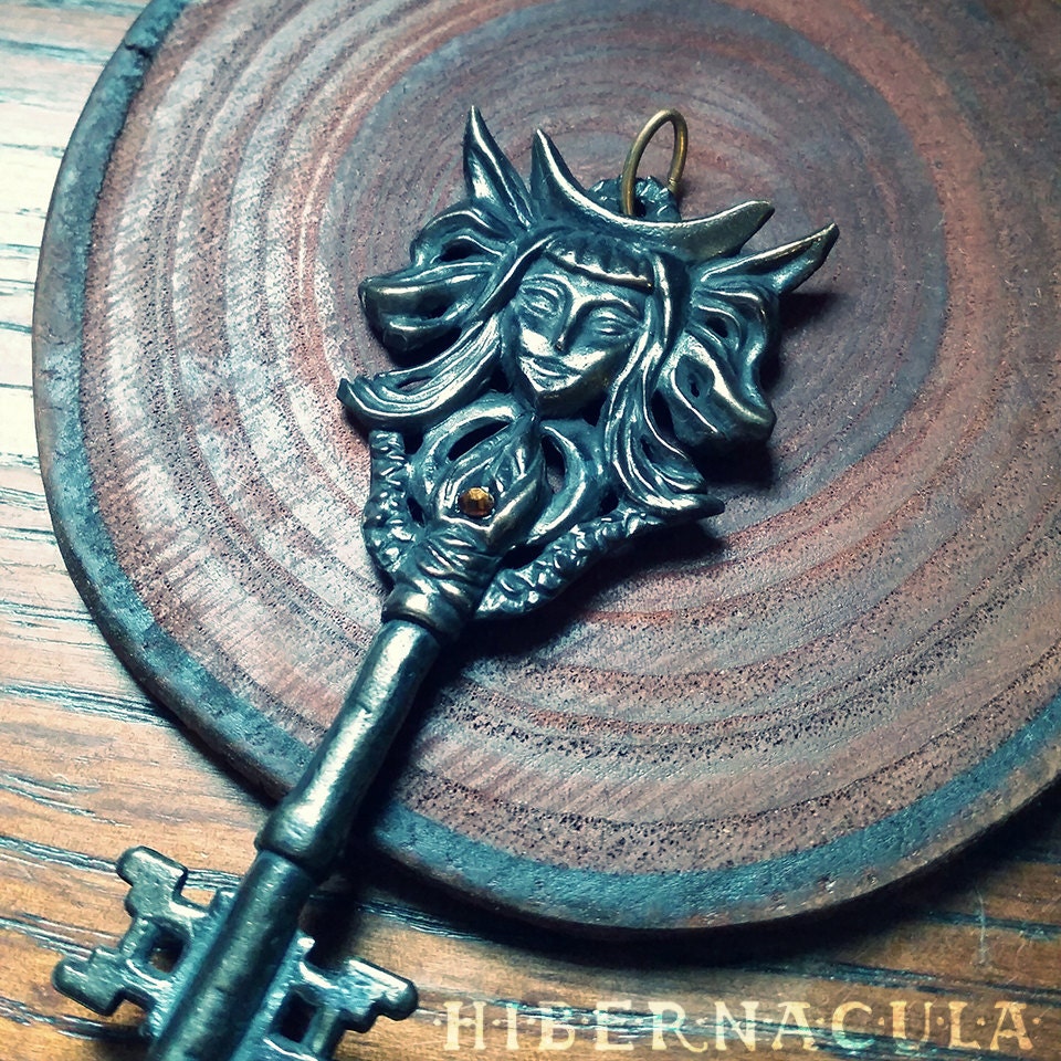 Key Of Hekate Handgemachter Anhaenger in Einer Wahl Von Massivem Silber Oder Bronze Key Of Hekate Handgemachter Anhaenger in Einer Wahl Von Massivem Silber Oder Bronze von Hibernacula