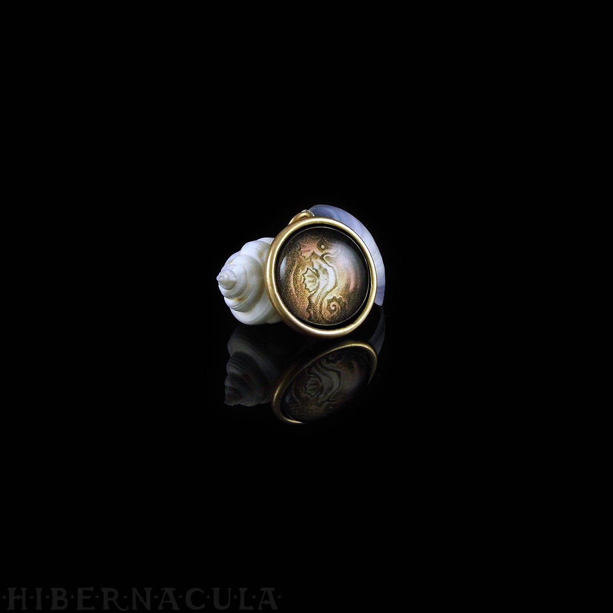 Seepferdchen Geist Messing Tier Totem Anhänger von Hibernacula