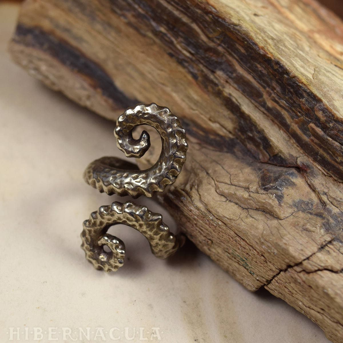The Eldritch Spiral Tentakel Wickelring in Bronze & Silber The Eldritch Spiral Tentakel Wickelring in Bronze & Silber von Hibernacula