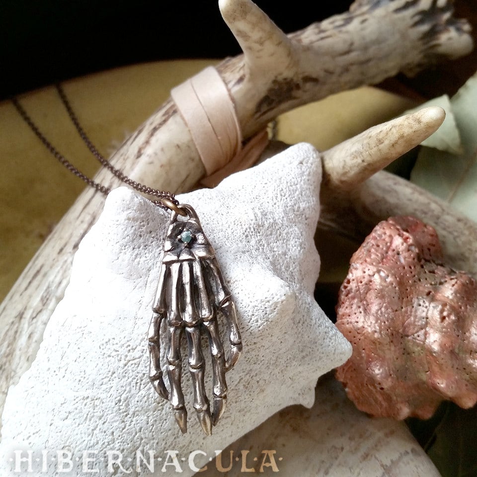 Urne Hamsa - Juramaia Sinesis Fossil Anhänger in Bronze Oder Silber Mit Rohdiamant Urne Hamsa - Juramaia Sinesis Fossil Anhänger in Bronze Oder Silber Mit Rohdiamant von Hibernacula
