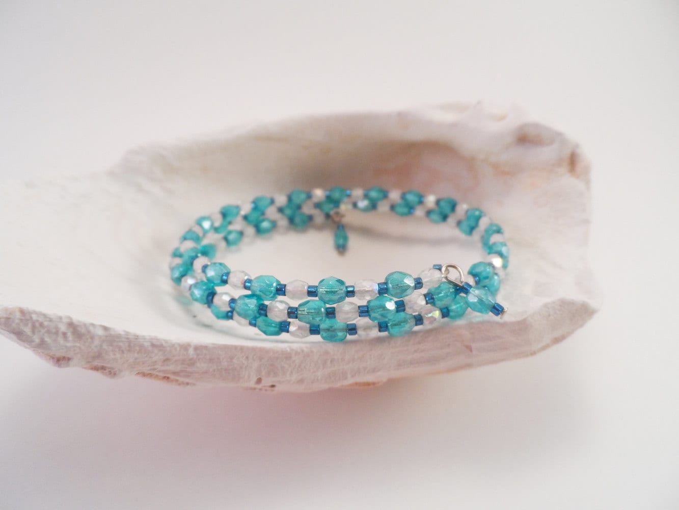 Blau Und Blaugrün Memory Wire Armband Blau Und Blaugrün Memory Wire Armband von HibouHandmade